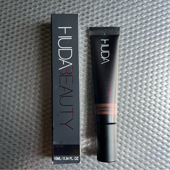 HUDA BEAUTY Other - Huda Beauty The Overachiever Concealer, shade Chocolate Chip